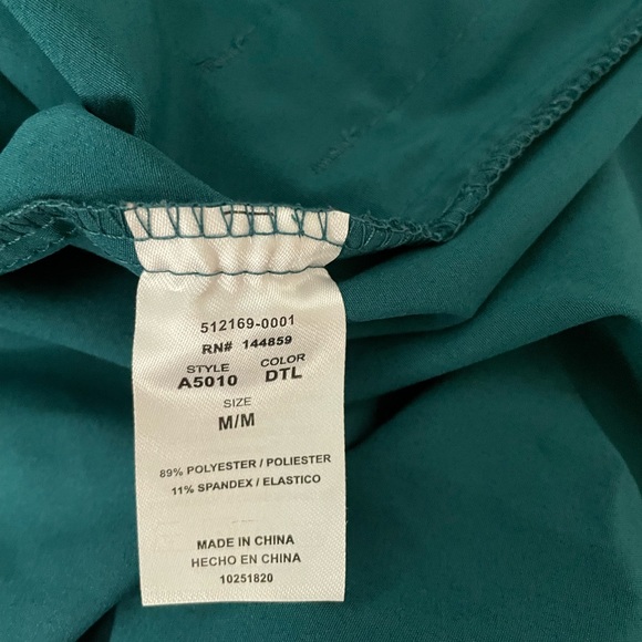 Women’s Medium Green Adar Scrub Top - Picture 4 of 4